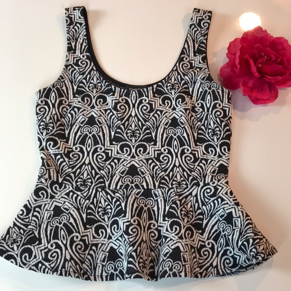 🎉HOST PICK!!🎉BEBE BLACK & WHITE TOP SIZE S/P🖤 - Picture 8 of 8